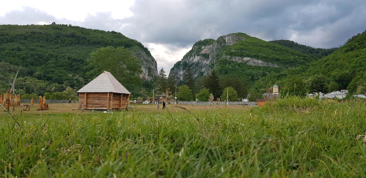 Pensiunea Miraj Polovragi Esterno foto