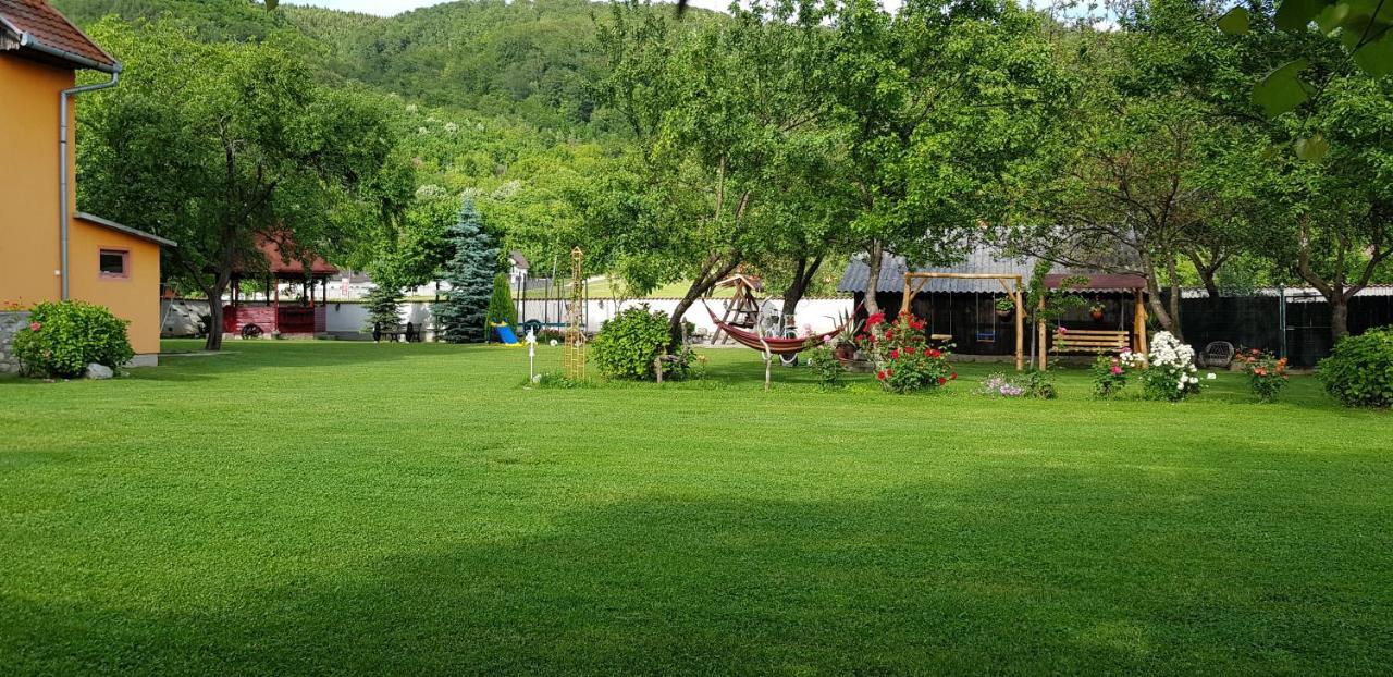 Pensiunea Miraj Polovragi Esterno foto