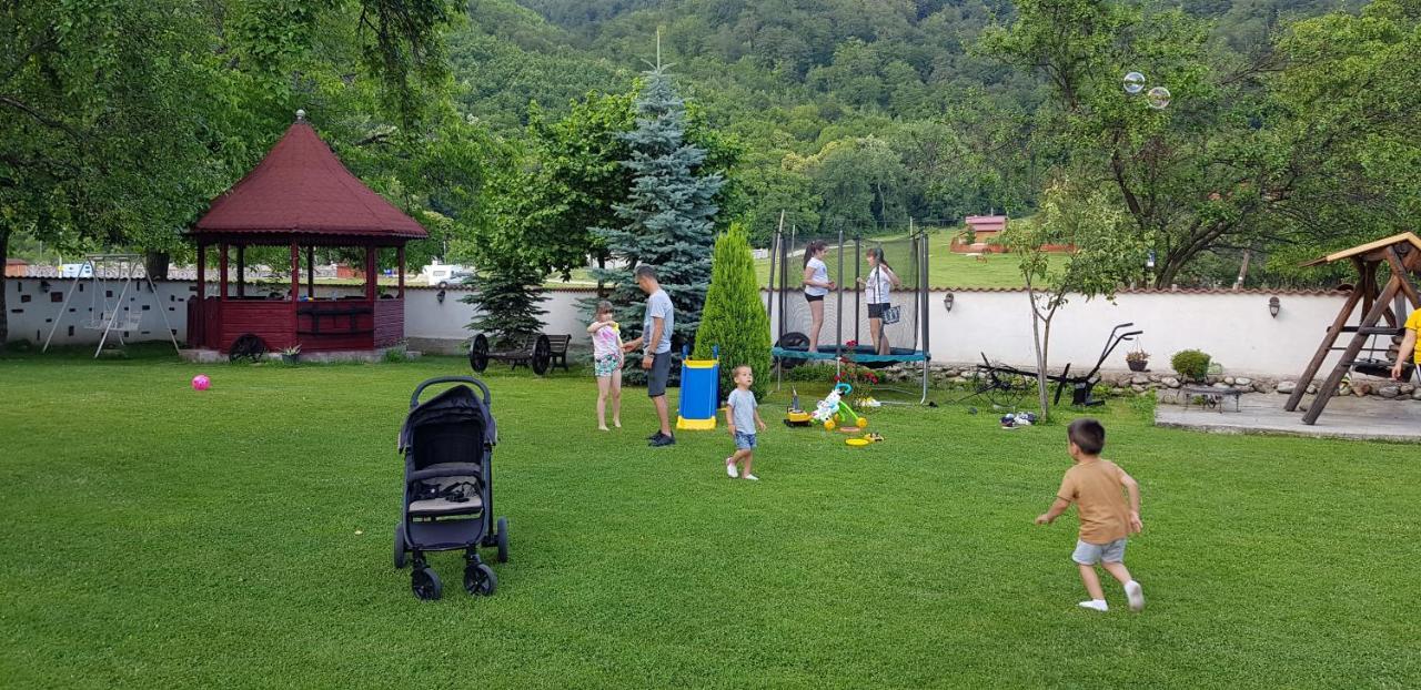Pensiunea Miraj Polovragi Esterno foto