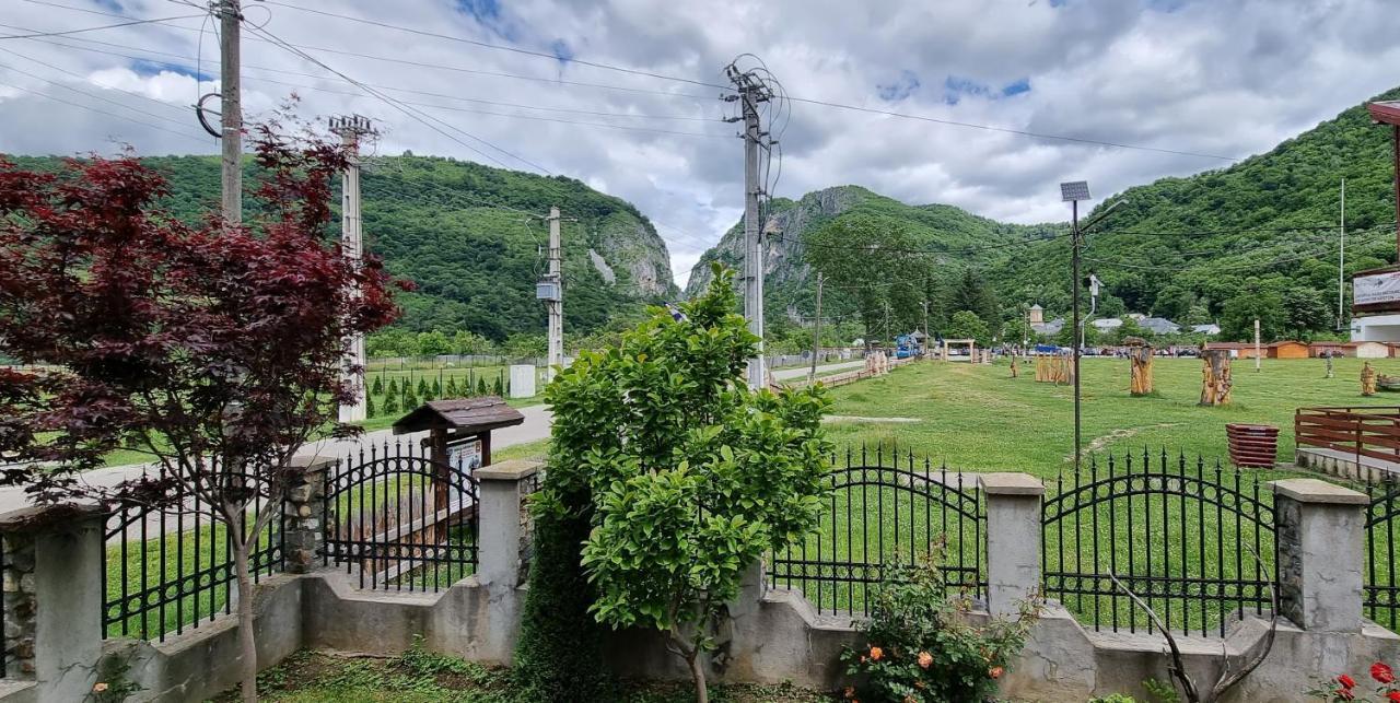 Pensiunea Miraj Polovragi Esterno foto