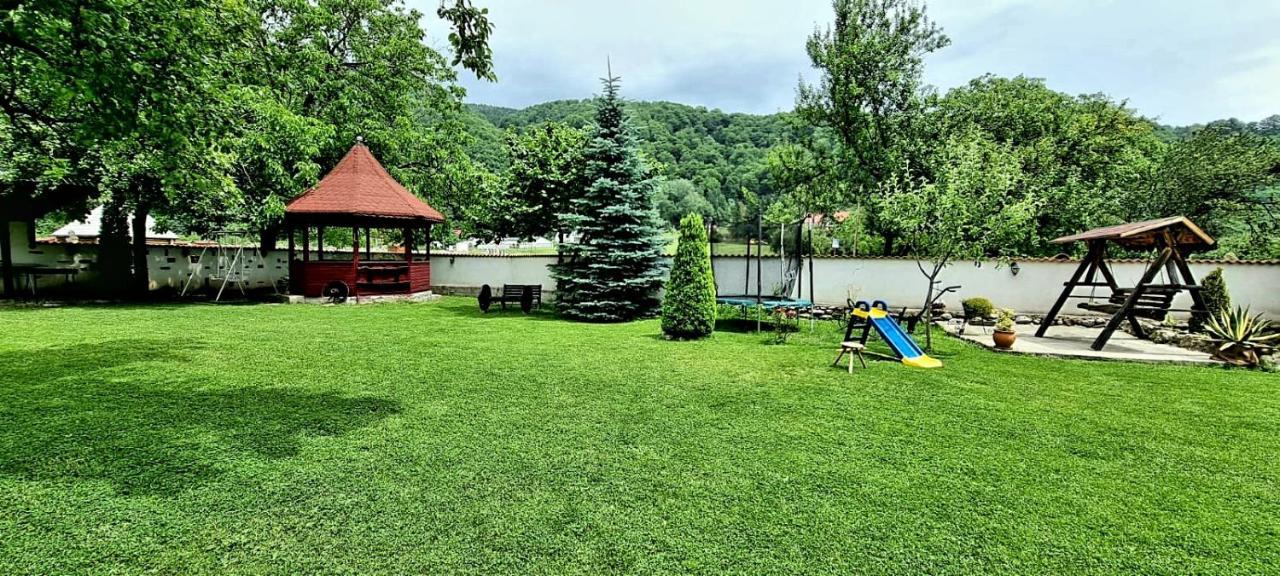 Pensiunea Miraj Polovragi Esterno foto
