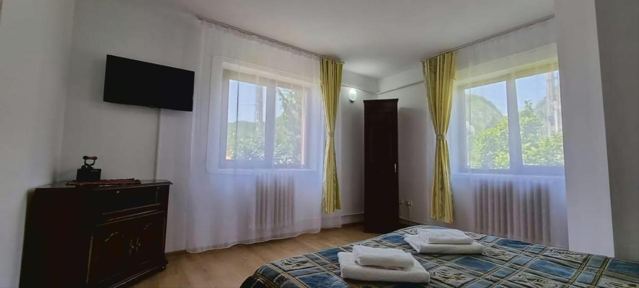 Pensiunea Miraj Polovragi Esterno foto