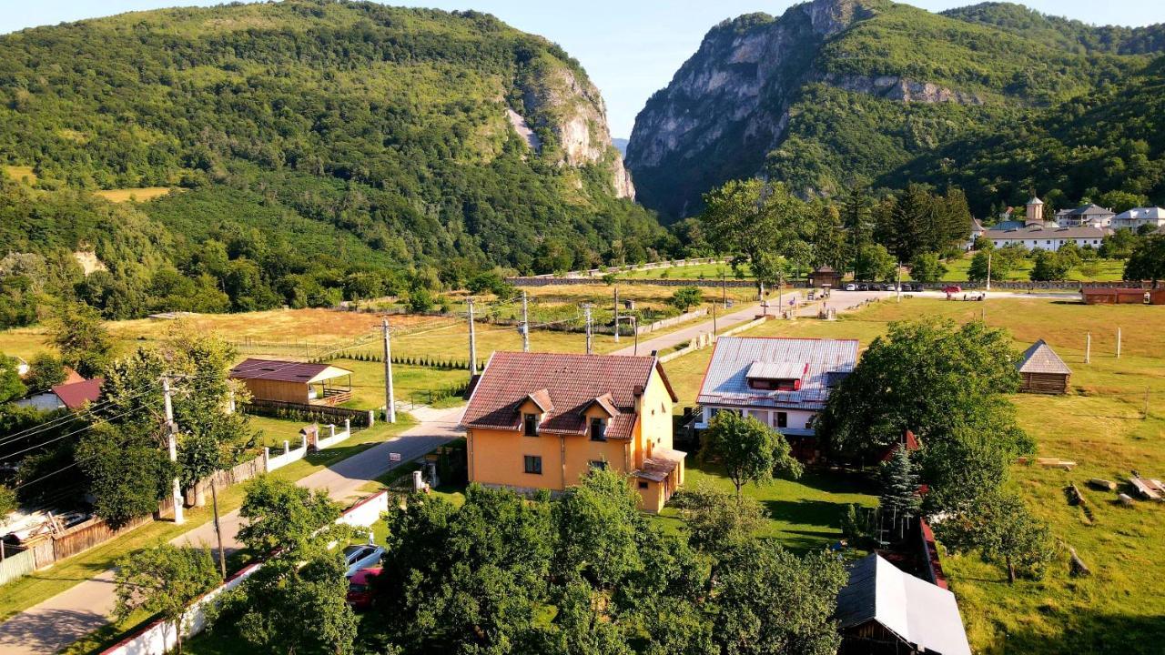 Pensiunea Miraj Polovragi Esterno foto