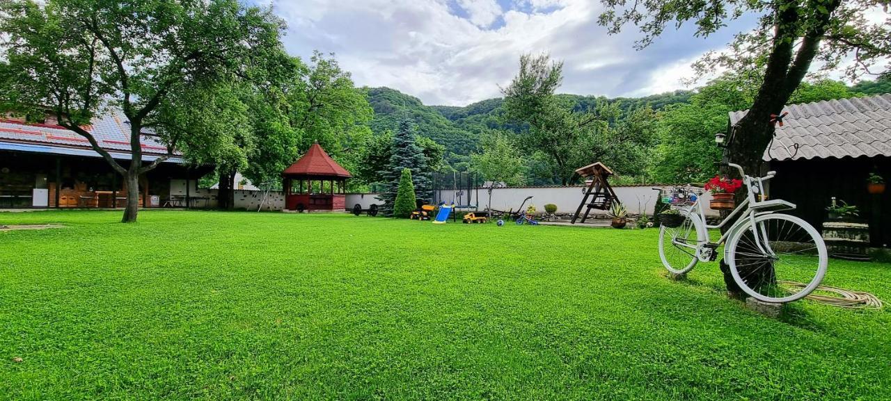 Pensiunea Miraj Polovragi Esterno foto