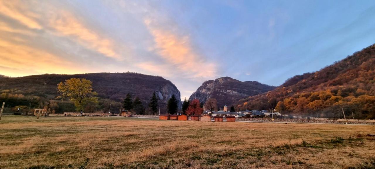 Pensiunea Miraj Polovragi Esterno foto