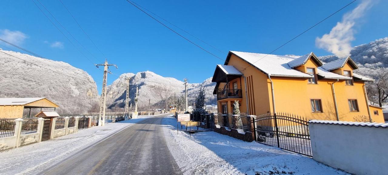 Pensiunea Miraj Polovragi Esterno foto