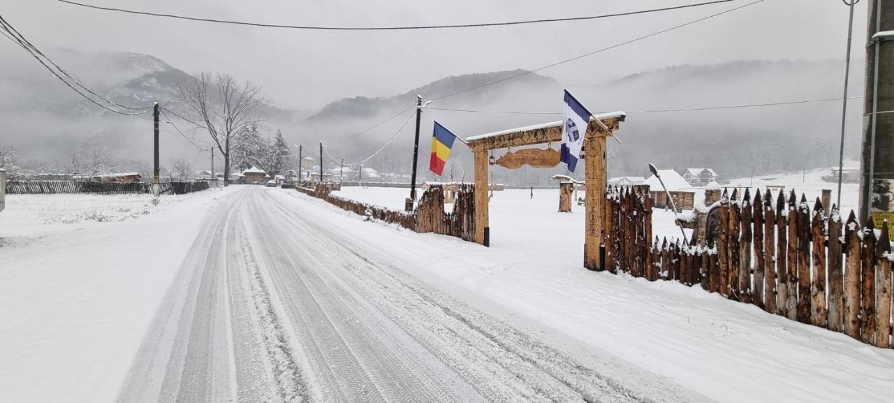 Pensiunea Miraj Polovragi Esterno foto