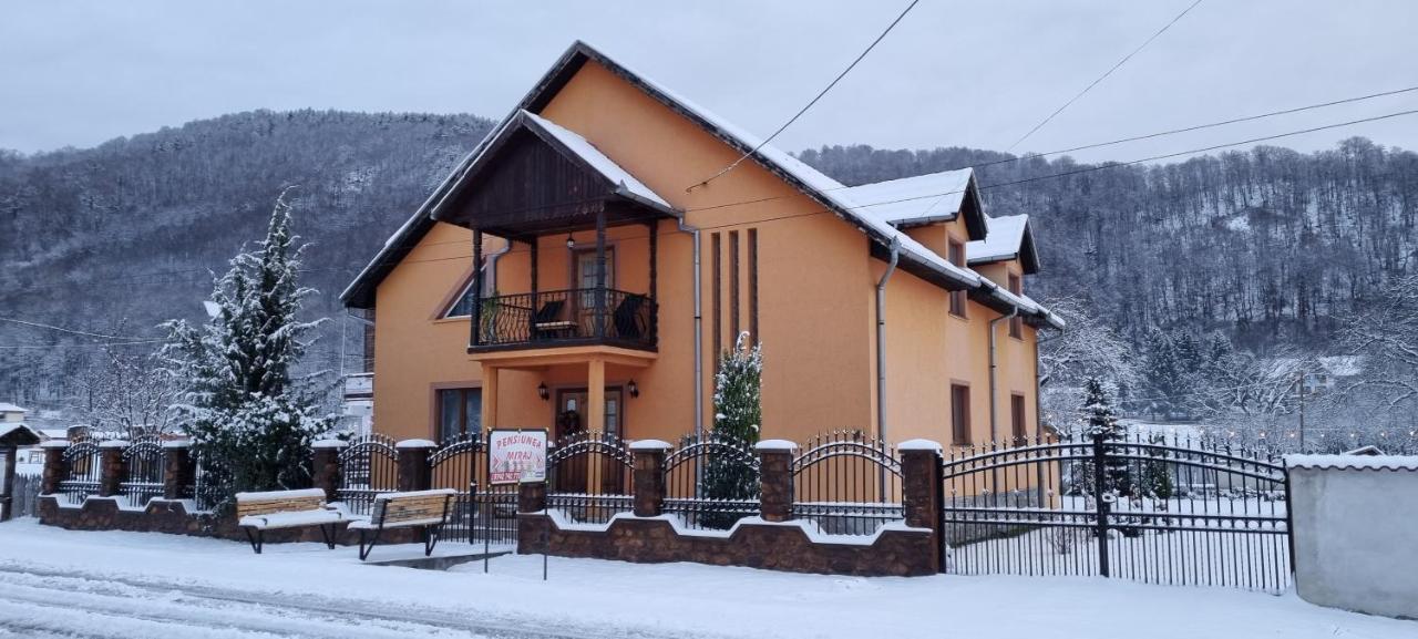Pensiunea Miraj Polovragi Esterno foto