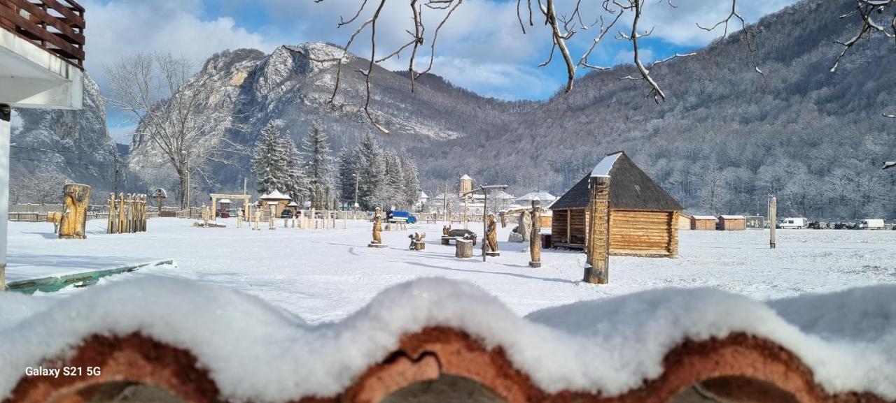 Pensiunea Miraj Polovragi Esterno foto