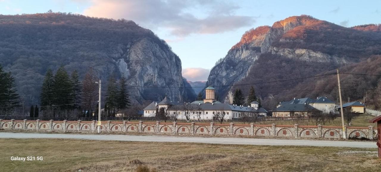 Pensiunea Miraj Polovragi Esterno foto